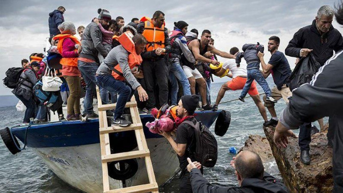 اليونان تعتزم إعادة 10 آلاف لا...