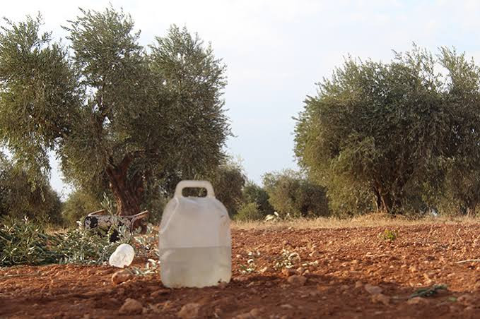 قوات النظام تستهدف سيارة مدنية...