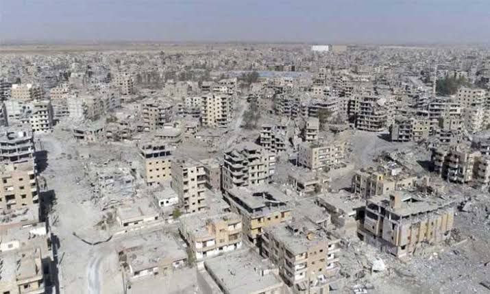 شعار إعادة الإعمار في سوريا مم...