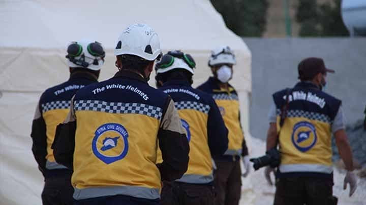 "الخوذ البيضاء" تنقذ فتى وطفلا...