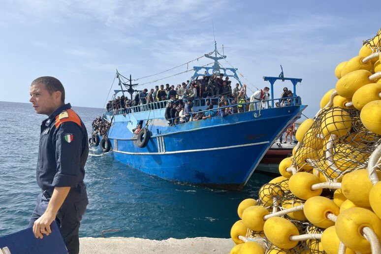 بينهم سوريون.. وصول 1000 مهاجر...