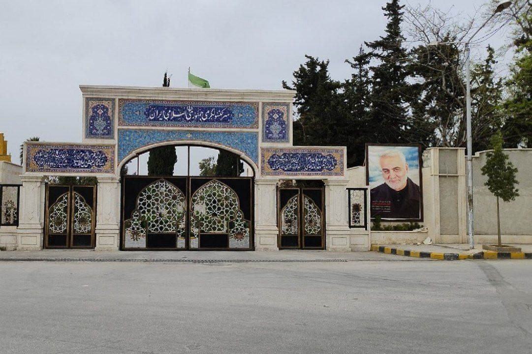 مصادر موالية: مسيرة تستهدف الق...