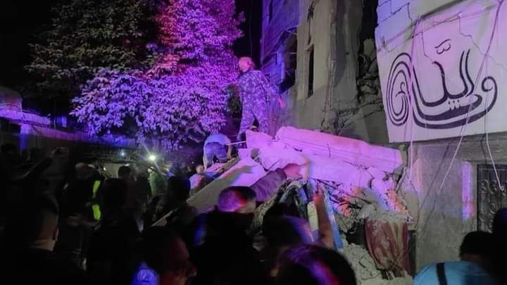 انهيار مبنى سكني في حي التضامن...