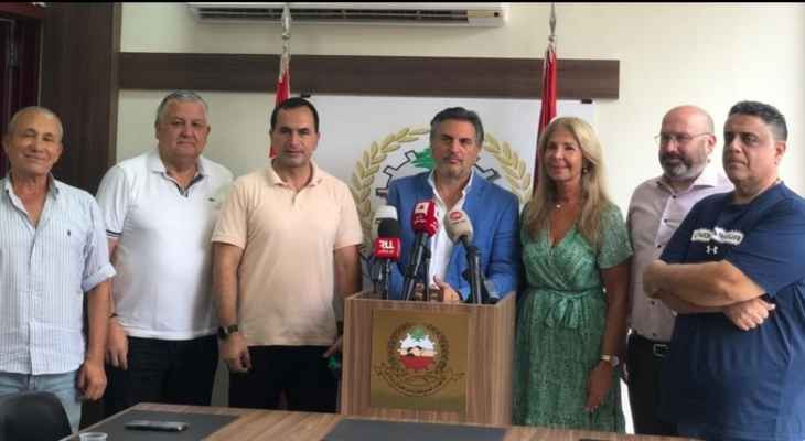 سياسيون لبنانيون يعقدون مؤتمرا...