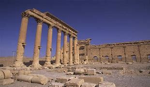 من يقف وراء طرد الأهالي من منا...