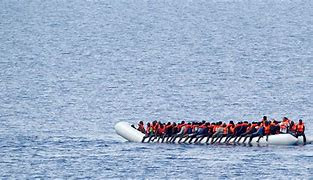 تجارة رائجة على طول الشاطئ الل...