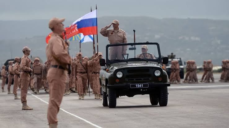 روسيا تنقل شحنة أسلحة من حميمي...