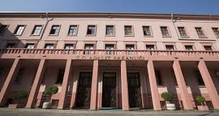 مواطن تركي يعتدي بالضرب على طف...