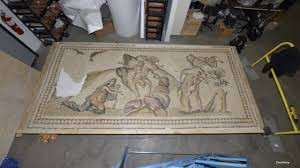 السجن لشخص هرّب فسيفساء من سور...