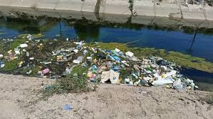 الأهالي في دير الزور يحملون مس...