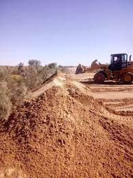 رفع سواتر ترابية حول شقق  في ج...