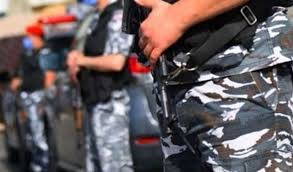 توقيف سائق و20 شخصاً يحملون ال...