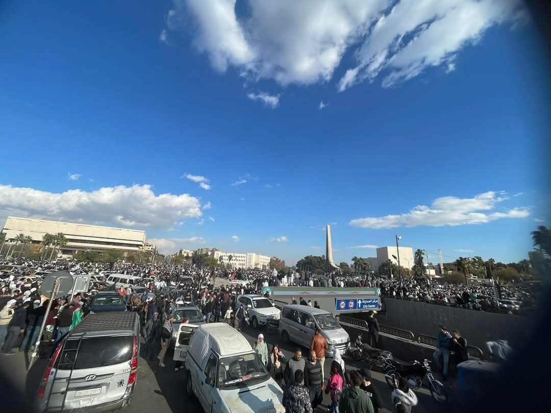 ملؤوا الساحات.. السوريون يحتفل...