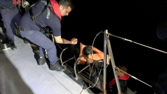 خفر السواحل التركي ينقذ لاجئين...