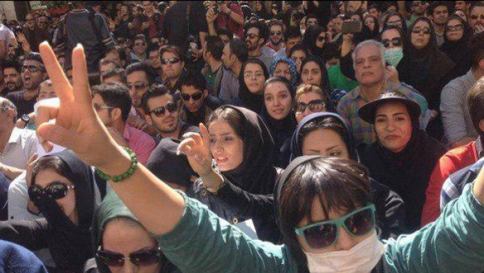 إيرانيون ينتفضون ضد الملالي وي...