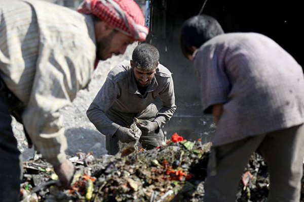 في إدلب.. باحثون عن الحياة بين...