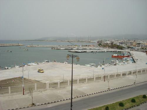 روسيا تطرد موظفي النظام من مصف...