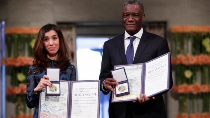 الفائزان بنوبل للسلام يتسلمان...