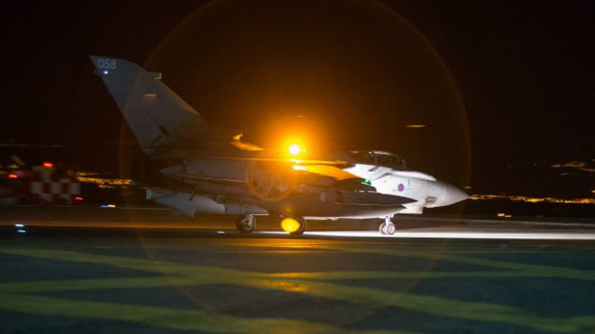 بريطانيا تشن أولى غاراتها على...