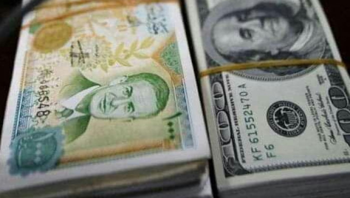 سوريا.. تراجع طفيف لليرة أمام...