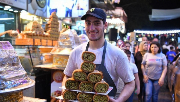 مصريون يطلقون وسم "السوريين من...