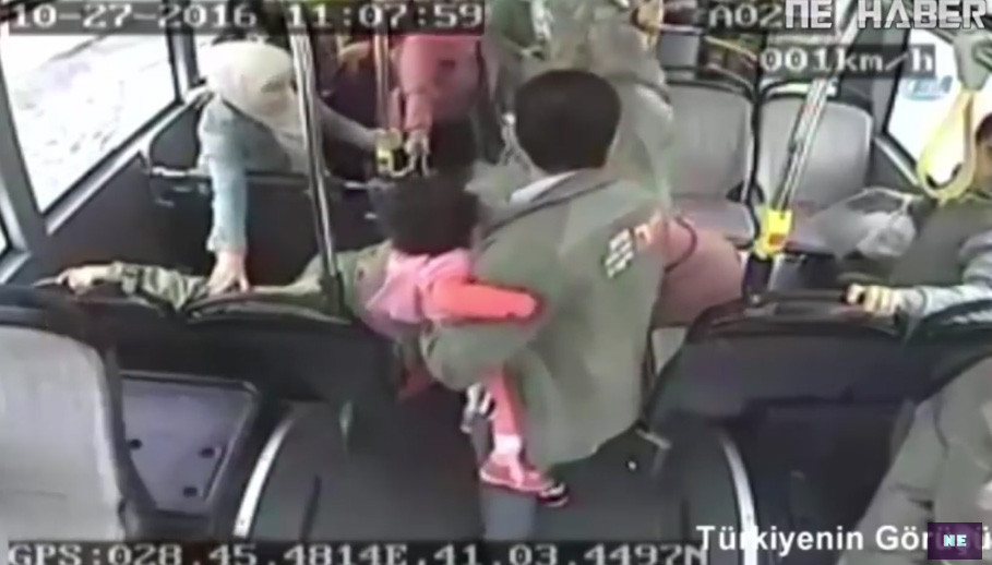 سيدة سورية تنجب في حافلة بإسطن...