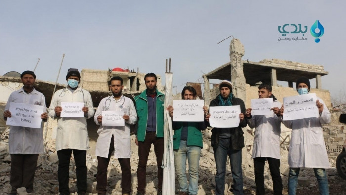 من على ركام مشفى مدمر.. أطباء...