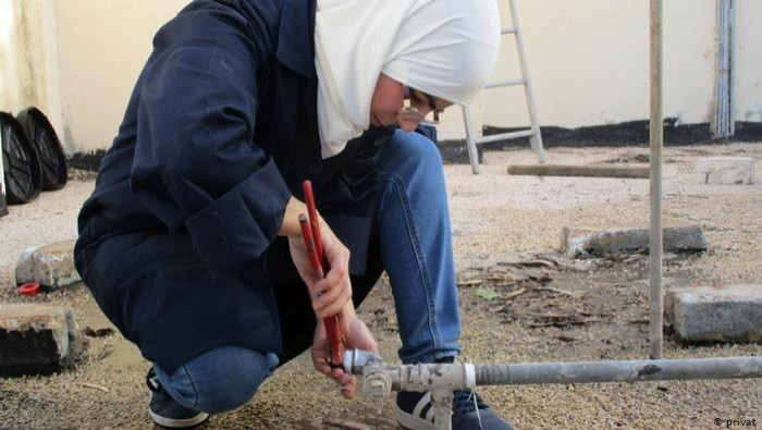 لاجئات سوريات يمتهنّ "السباكة"...