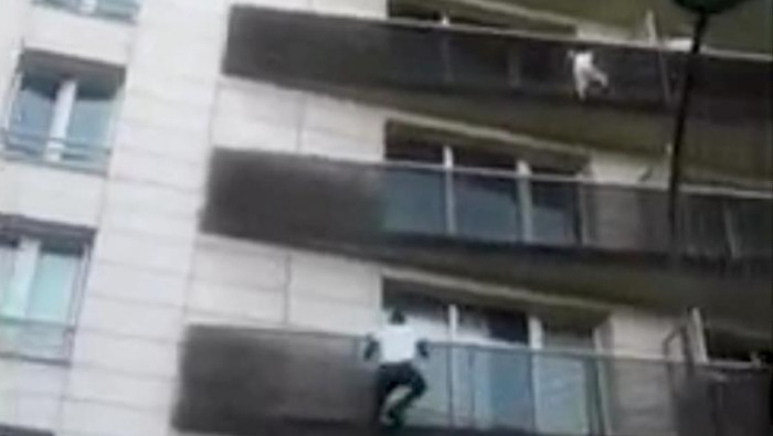 أين كان والد الطفل الذي أنقذه...