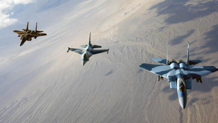 التحالف الدولي يقصف قوات النظا...