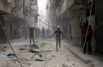 طيران النظام يقصف بالكلور قرية...