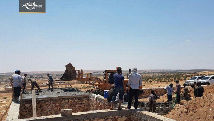 "جيش الإسلام" يكشف عن مقرات عس...