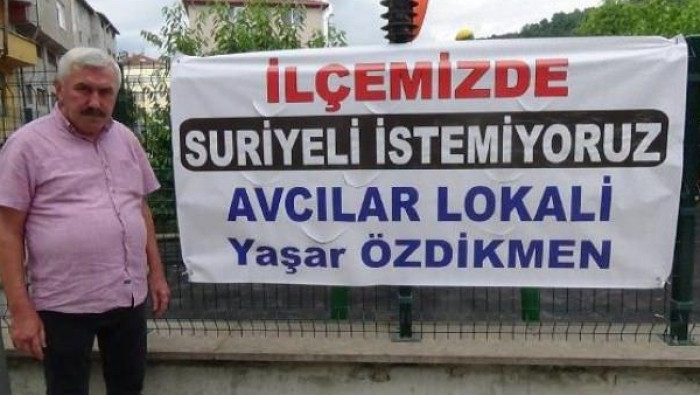 الشرطة التركية تزيل لافتة عنصر...