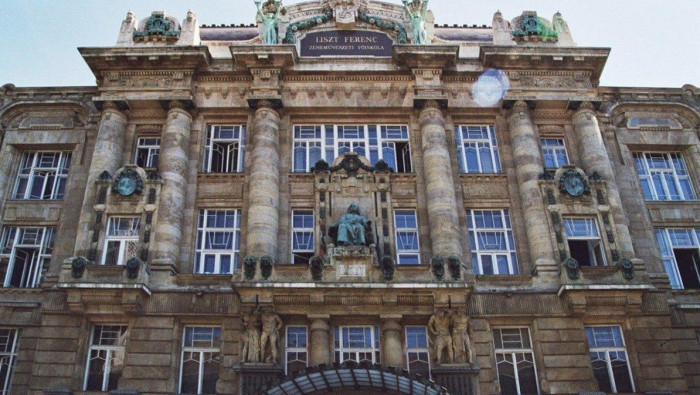 أول سوري يحصل على منحة في أكاد...