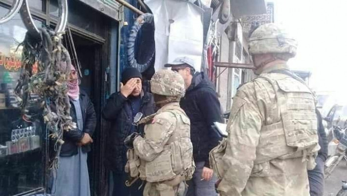 جنود أمريكيون يتجولون في منبج...