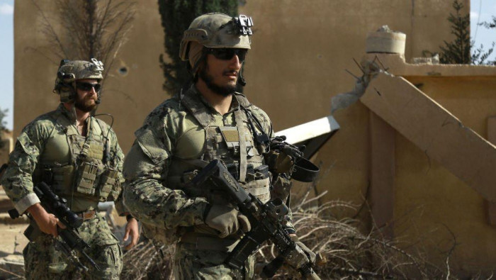 القوات الأمريكية تداهم منزلاً...