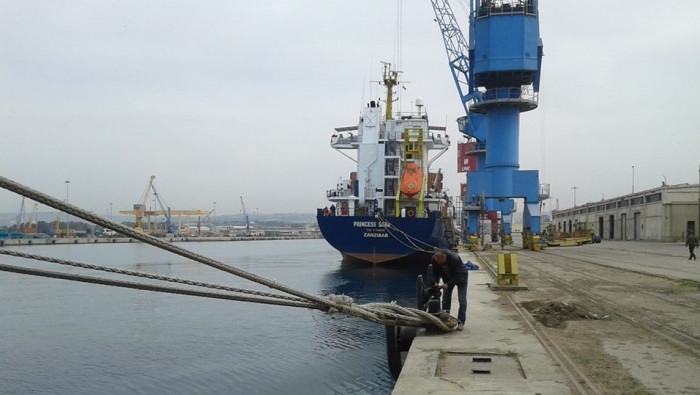 بعد استثماره روسيا.. عمال مرفأ...