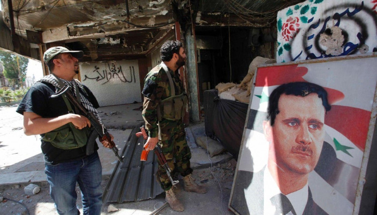 شبيحة يضربون مراسل تلفزيون الن...