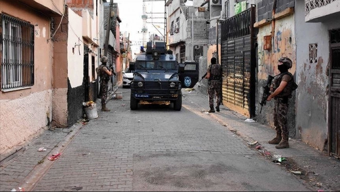 تركيا توقف ثلاثة أشخاص بتهمة ا...