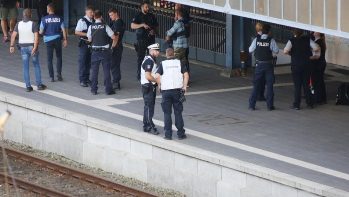 لاجئ سوري يتعرض لهجوم عنصري بأ...