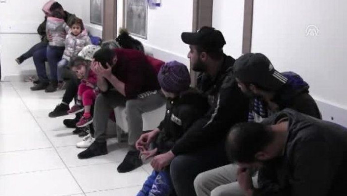 تركيا تضبط لاجئين سوريين خلال...