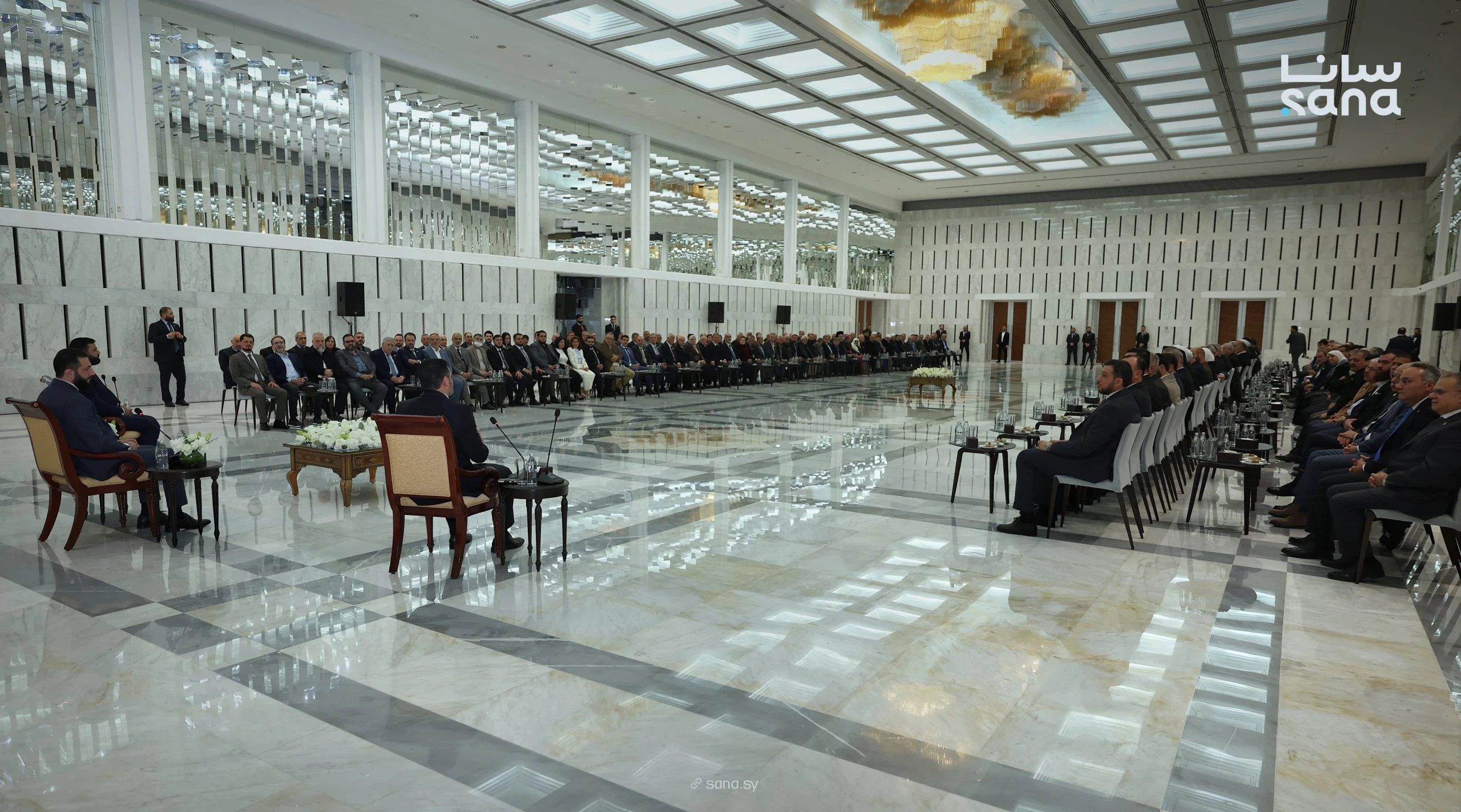 الشرع يلتقي وجهاء وأعيان الساحل ويحذّر من الطائفية