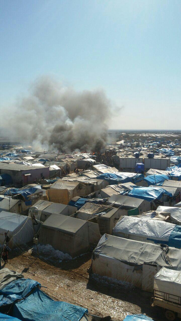 حريق هائل في مخيم للنازحين شما...