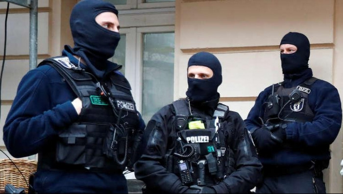 للاشتباه بتورطهما بجرائم ضد ال...