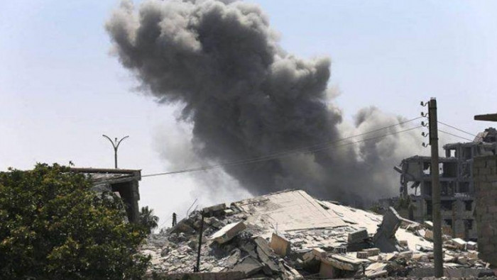 التحالف يستهدف النظام ويدمر جس...