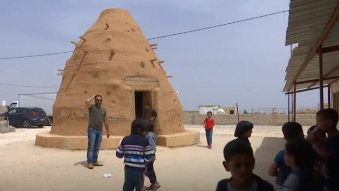 قبة طينية لتعليم أطفال اللاجئي...