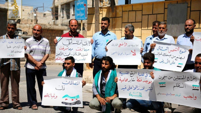 وقفة تضامنية في "الأبزمو" تندد...