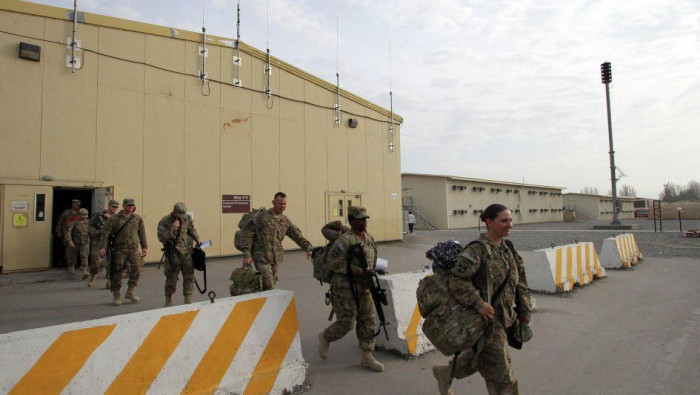 طائرات مروحية تنقل خبراء أمريك...