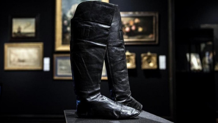 حذاء نابليون بونابرت يباع بـ ١...