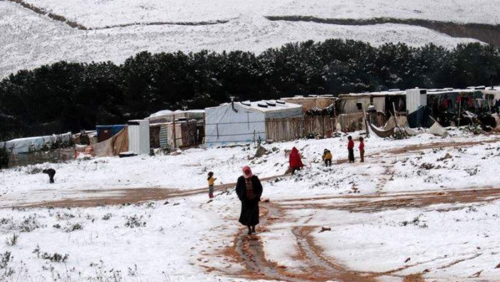 الثلوج تحاصر مخيمات اللاجئين ا...